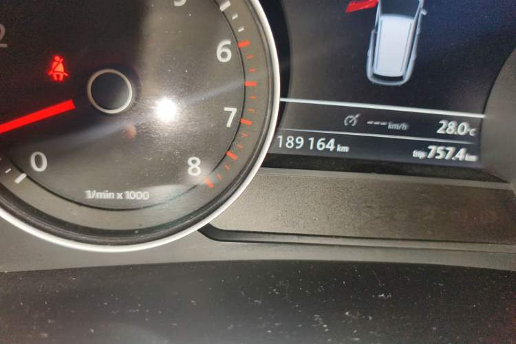 Used Volkswagen Touareg 2011 3.0 TSI High-End Version Odometer Close Up