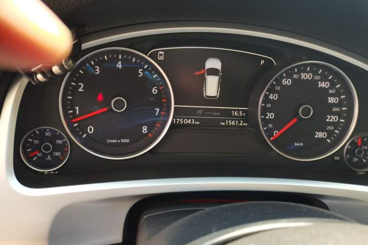 Used Volkswagen Touareg 2011 3.0 TSI Standard Version Odometer Close Up