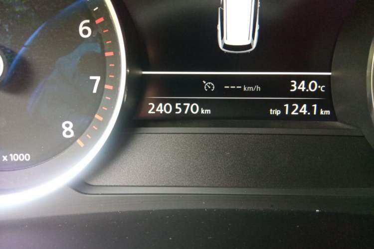 Used Volkswagen Touareg 2011 3.0 TSI Standard Version Odometer Close Up