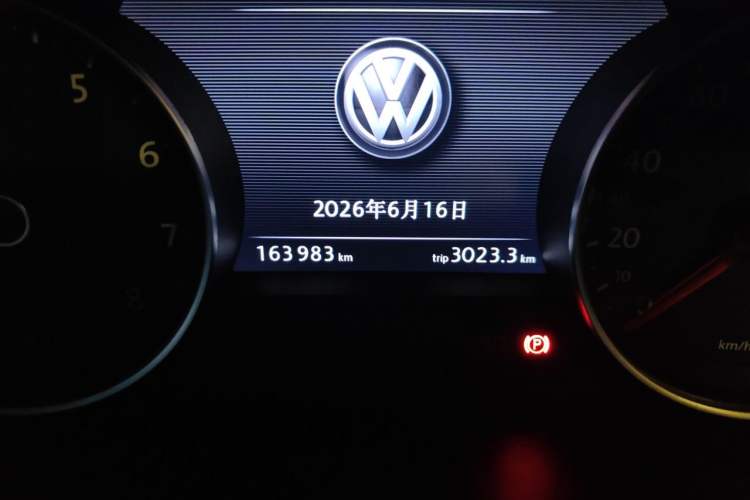 Used Volkswagen Touareg 2011 3.0 TSI Luxury Edition Odometer Close Up