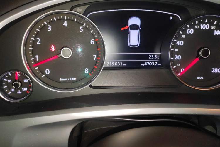 Used Volkswagen Touareg 2011 3.0 TSI High-End Version Odometer Close Up