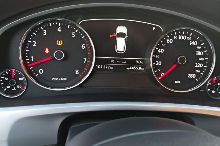 Used Volkswagen Touareg 2011 3.0 TSI Comfort Version Odometer Close Up