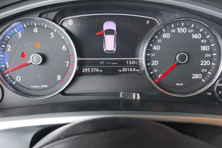 Used Volkswagen Touareg 2011 3.0 TSI Comfort Version Odometer Close Up