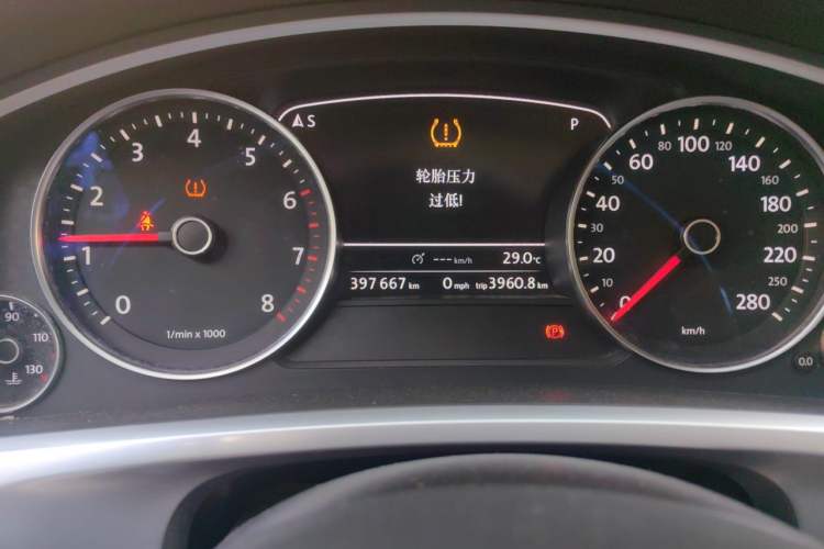 Used Volkswagen Touareg 2011 3.0 TSI Comfort Version Odometer Close Up