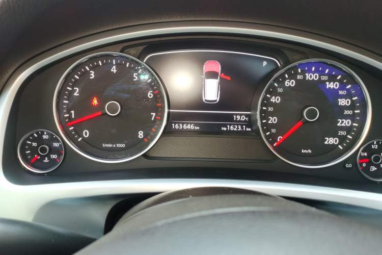 Used Volkswagen Touareg 2011 3.0 TSI Comfort Version Odometer Close Up