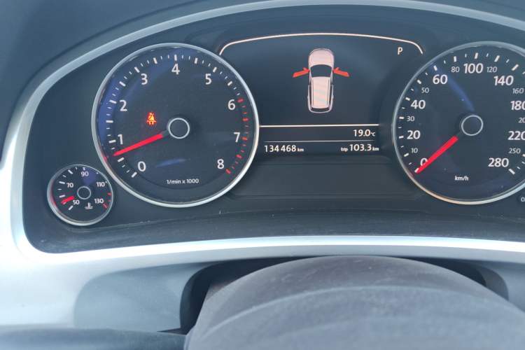 Used Volkswagen Touareg 2011 3.0 TSI Standard Version Odometer Close Up