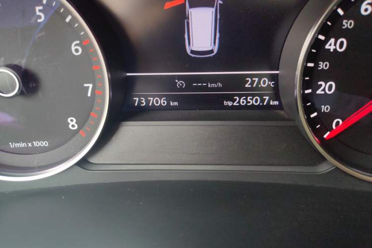 Used Volkswagen Touareg 2011 3.0 TSI Luxury Edition Odometer Close Up
