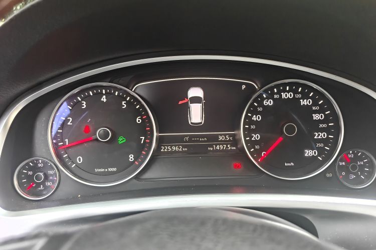 Used Volkswagen Touareg 2011 3.0 TSI High-End Version Odometer Close Up