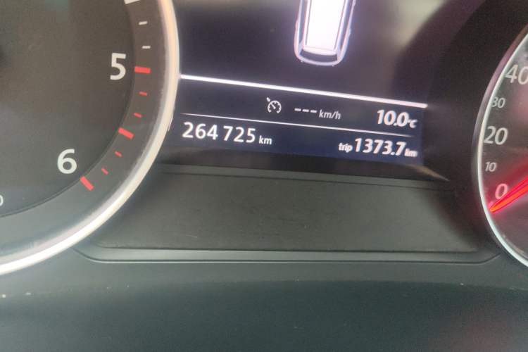 Used Volkswagen Touareg 2011 3.0 TDI Diesel Standard Version Odometer Close Up