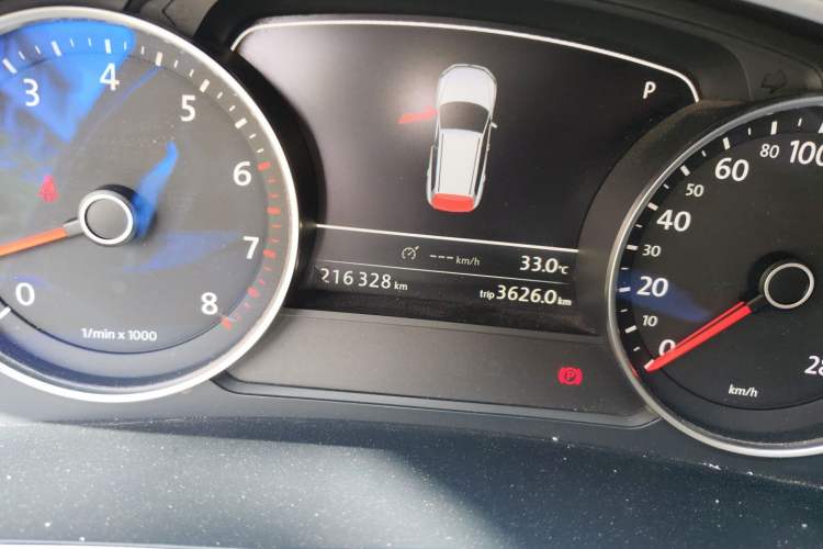 Used Volkswagen Touareg 2011 3.0 TSI High-End Version Odometer Close Up