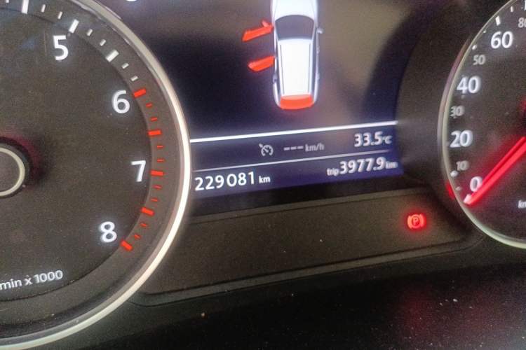 Used Volkswagen Touareg 2011 3.0 TSI Comfort Version Odometer Close Up