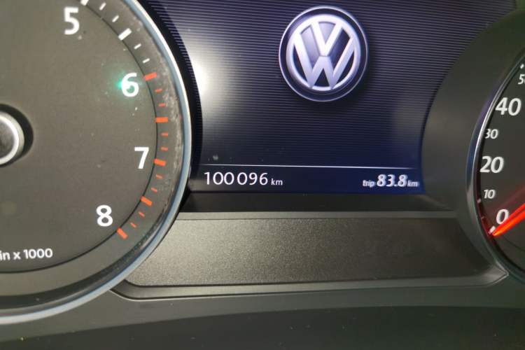 Used Volkswagen Touareg 2011 3.0 TSI Comfort Version Odometer Close Up