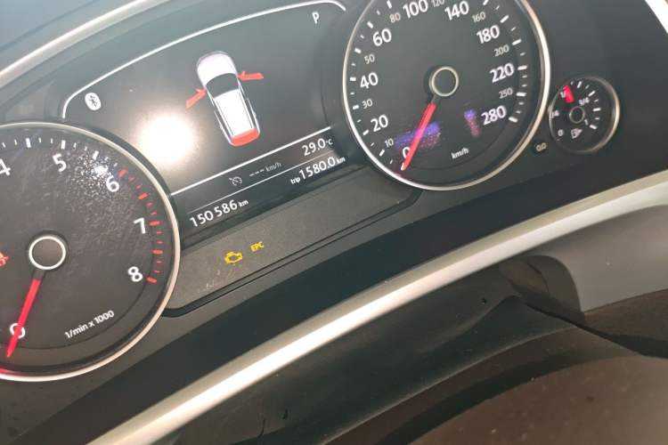 Used Volkswagen Touareg 2011 3.0 TSI High-End Version Odometer Close Up