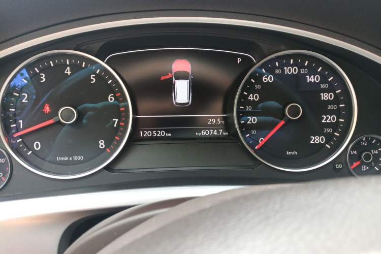 Used Volkswagen Touareg 2011 3.0 TSI Comfort Version Odometer Close Up