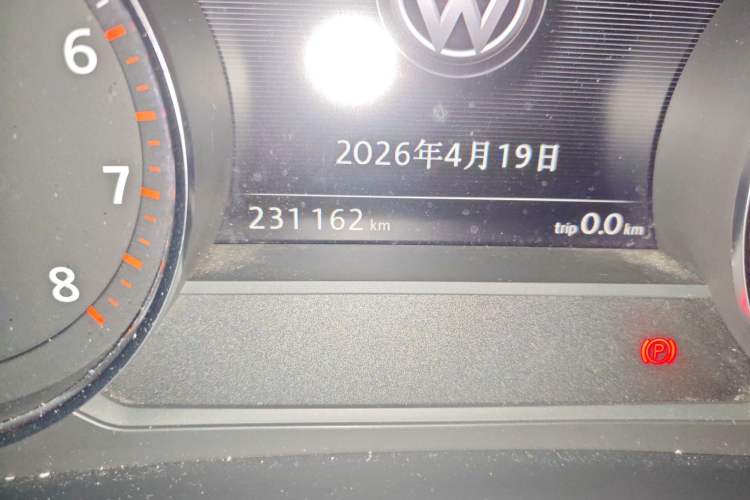 Used Volkswagen Touareg 2011 3.0 TSI Comfort Version Odometer Close Up