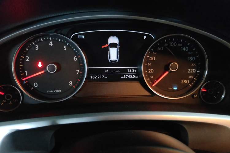 Used Volkswagen Touareg 2011 3.0 TSI Standard Version Odometer Close Up