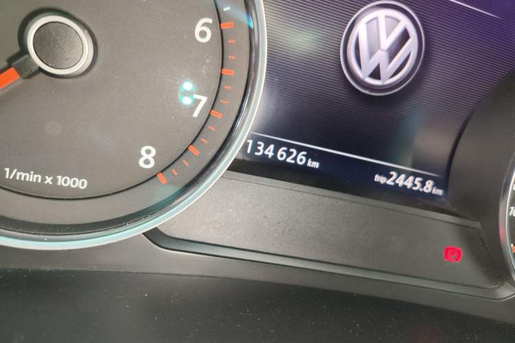 Used Volkswagen Touareg 2011 3.0 TSI Comfort Version Odometer Close Up