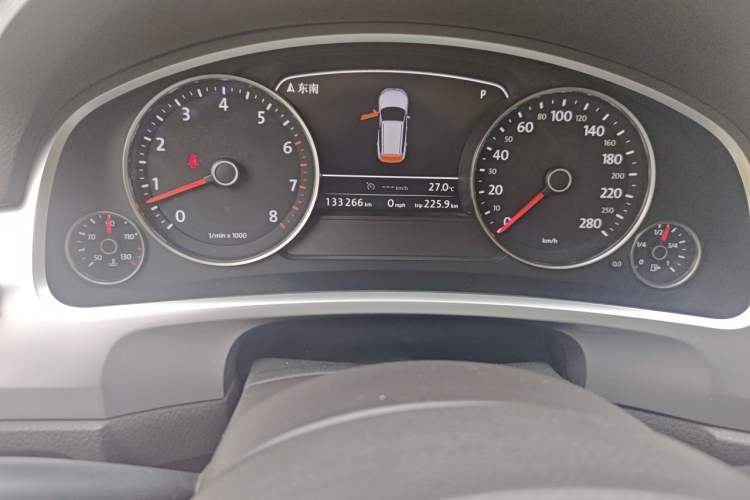 Used Volkswagen Touareg 2011 3.0 TSI High-End Version Odometer Close Up