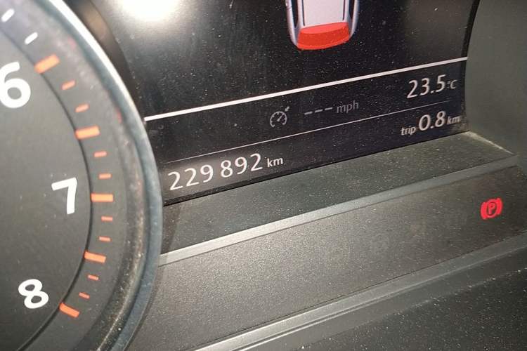 Used Volkswagen Touareg 2011 3.0 TSI Standard Version Odometer Close Up