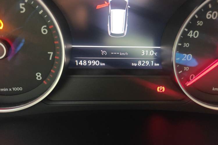 Used Volkswagen Touareg 2011 3.0 TSI Comfort Version Odometer Close Up