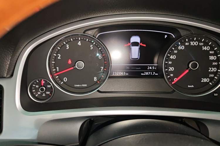 Used Volkswagen Touareg 2011 3.0 TSI High-End Version Odometer Close Up