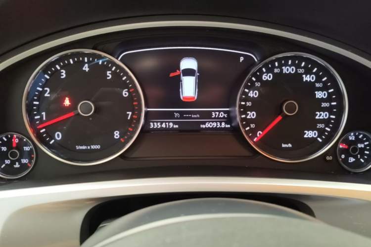 Used Volkswagen Touareg 2011 3.0 TSI Comfort Version Odometer Close Up