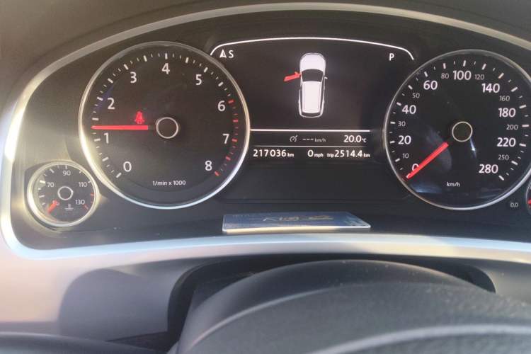 Used Volkswagen Touareg 2011 3.0 TSI High-End Version Odometer Close Up