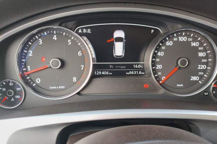 Used Volkswagen Touareg 2011 3.0 TSI High-End Version Odometer Close Up