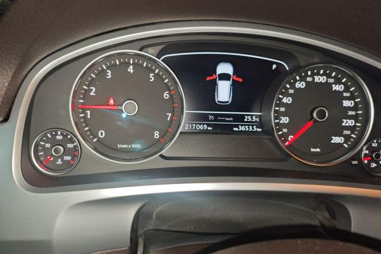 Used Volkswagen Touareg 2011 3.0 TSI Comfort Version Odometer Close Up
