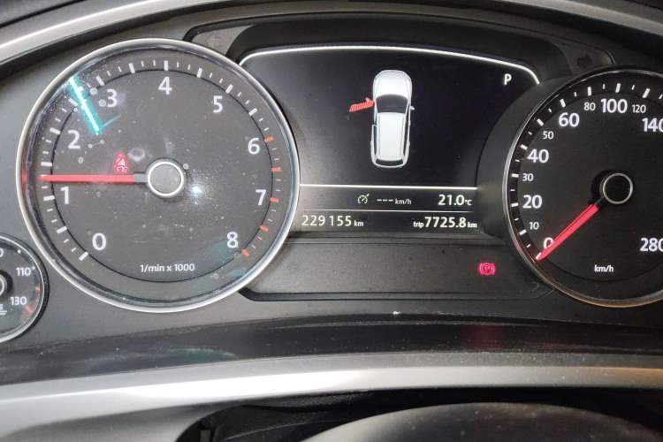 Used Volkswagen Touareg 2011 3.0 TSI Comfort Version Odometer Close Up