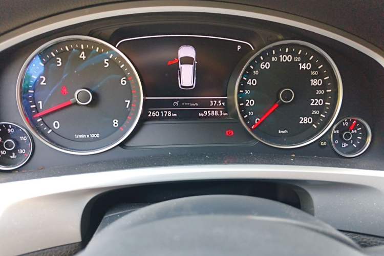 Used Volkswagen Touareg 2011 3.0 TSI High-End Version Odometer Close Up