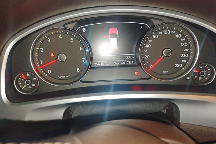 Used Volkswagen Touareg 2011 3.0 TSI Comfort Version Odometer Close Up