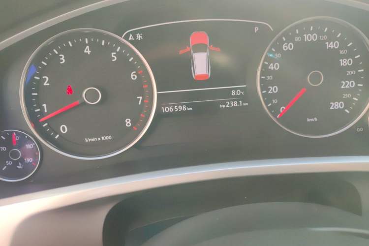 Used Volkswagen Touareg 2011 3.0 TSI High-End Version Odometer Close Up
