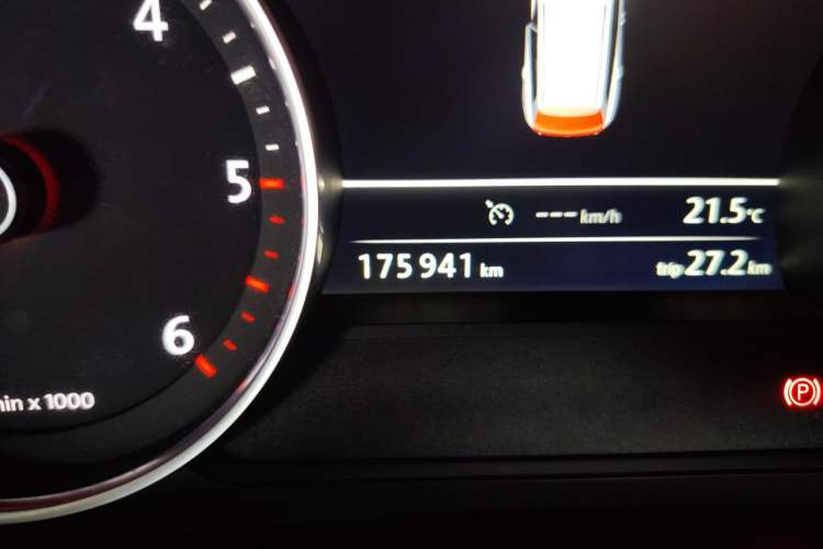 Used Volkswagen Touareg 2011 3.0 TDI Diesel Comfort Version Odometer Close Up
