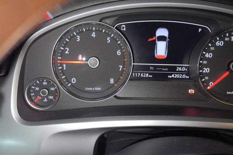 Used Volkswagen Touareg 2011 3.0 TSI Comfort Version Odometer Close Up