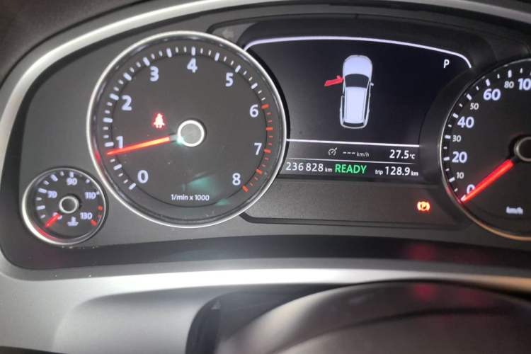 Used Volkswagen Touareg 2011 3.0 TSI Hybrid Odometer Close Up