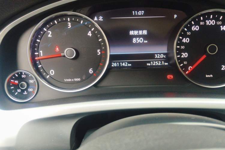 Used Volkswagen Touareg 2011 3.0 TDI Diesel Comfort Version Odometer Close Up