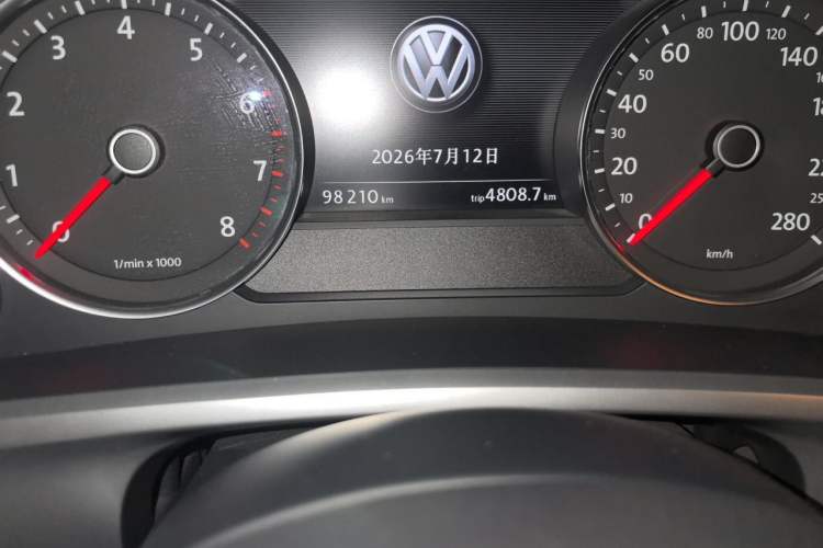 Used Volkswagen Touareg 2011 3.0 TSI Standard Version Odometer Close Up