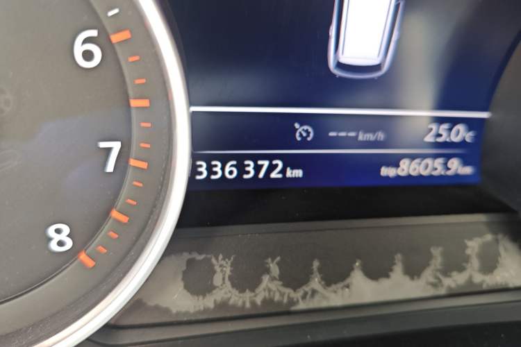 Used Volkswagen Touareg 2011 3.0 TSI Comfort Version Odometer Close Up