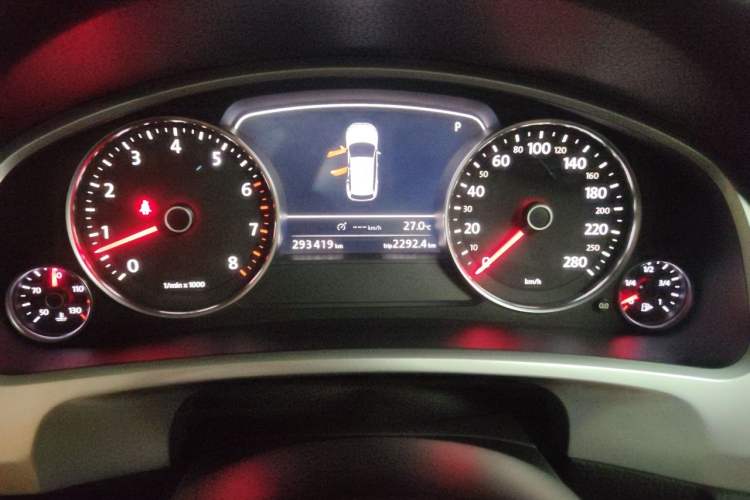 Used Volkswagen Touareg 2011 3.0 TSI High-End Version Odometer Close Up