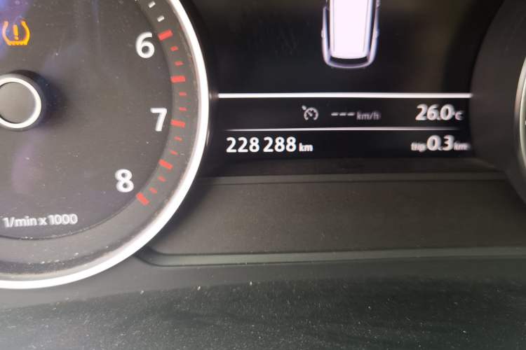 Used Volkswagen Touareg 2011 3.0 TSI Comfort Version Odometer Close Up