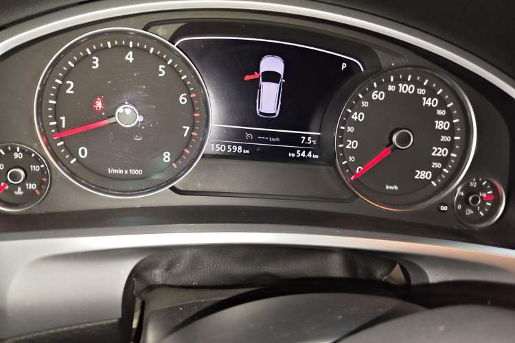 Used Volkswagen Touareg 2011 3.0 TSI Comfort Version Odometer Close Up