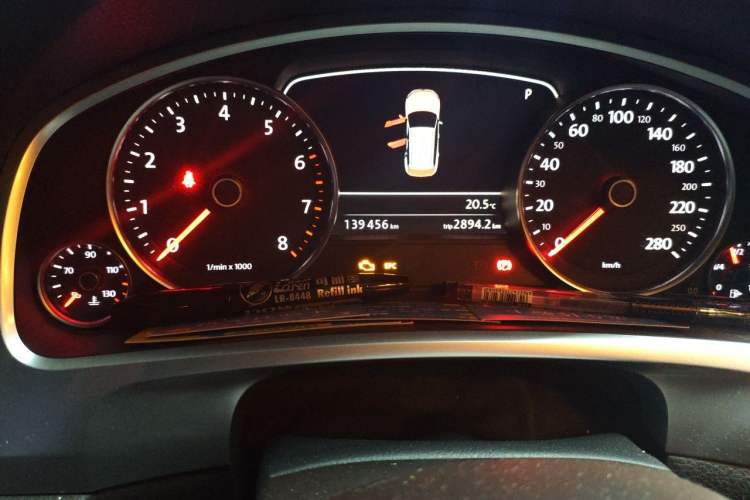 Used Volkswagen Touareg 2011 3.0 TSI Standard Version Odometer Close Up