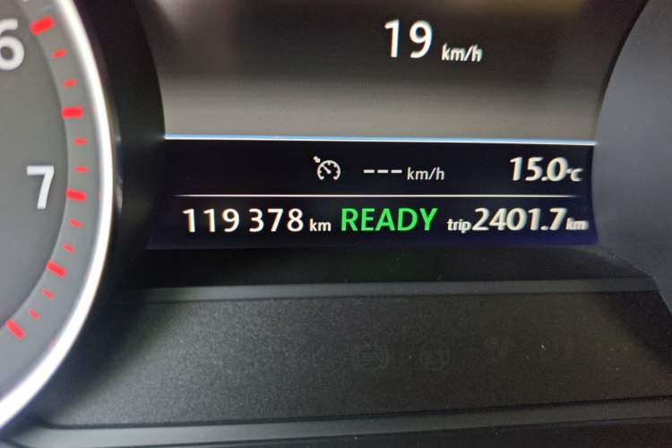 Used Volkswagen Touareg 2011 3.0 TSI Hybrid Odometer Close Up