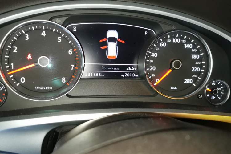 Used Volkswagen Touareg 2011 3.0 TSI Comfort Version Odometer Close Up