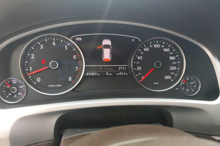 Used Volkswagen Touareg 2011 3.0 TSI Comfort Version Odometer Close Up