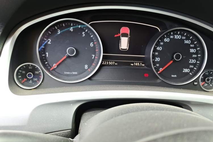Used Volkswagen Touareg 2011 3.0 TSI High-End Version Odometer Close Up