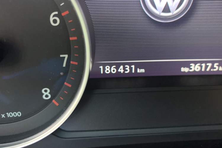 Used Volkswagen Touareg 2011 3.0 TSI Standard Version Odometer Close Up
