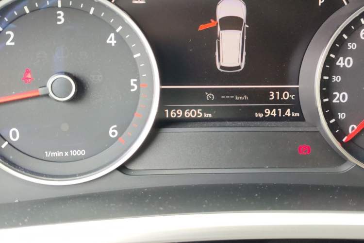 Used Volkswagen Touareg 2011 3.0 TDI Diesel Comfort Version Odometer Close Up