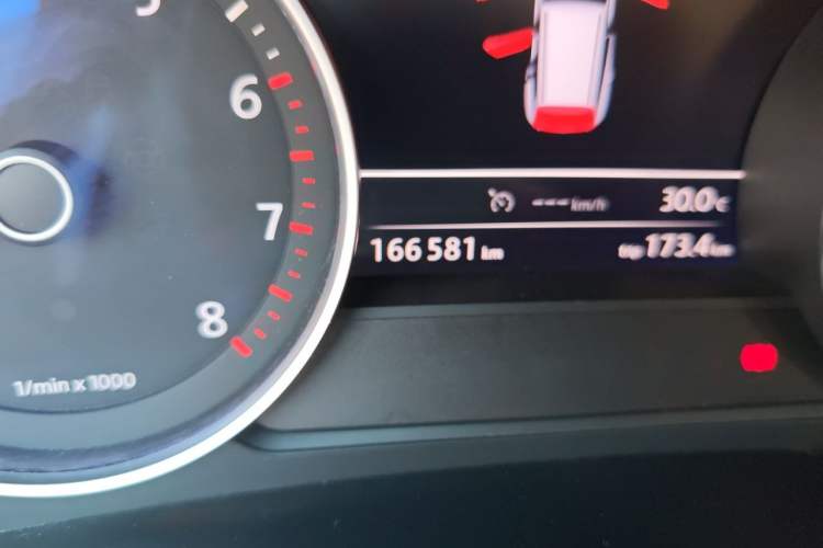 Used Volkswagen Touareg 2011 3.0 TSI High-End Version Odometer Close Up